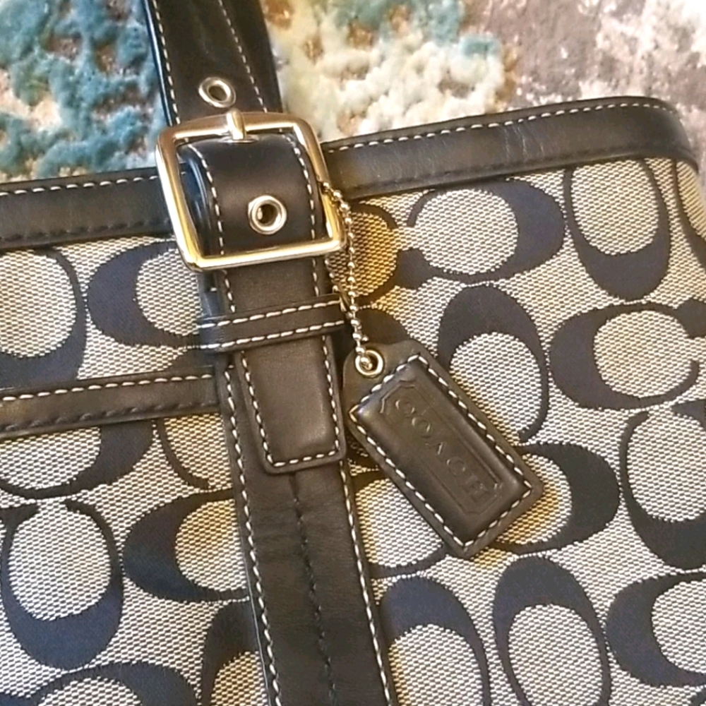 Like NEW Coach purse 💜